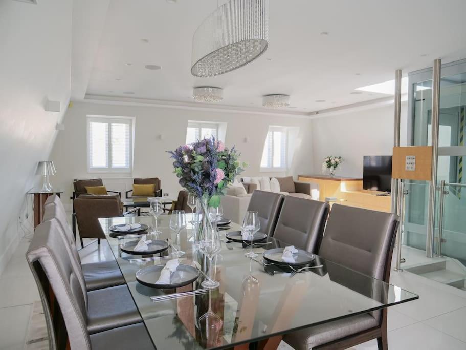 Elegant Penthouse In Prime Location Londra