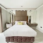 Elegant Penthouse Apartment In Prime Location