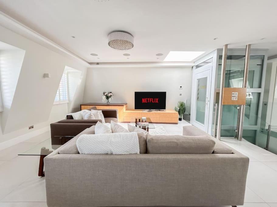 Elegant Penthouse In Prime Location * London